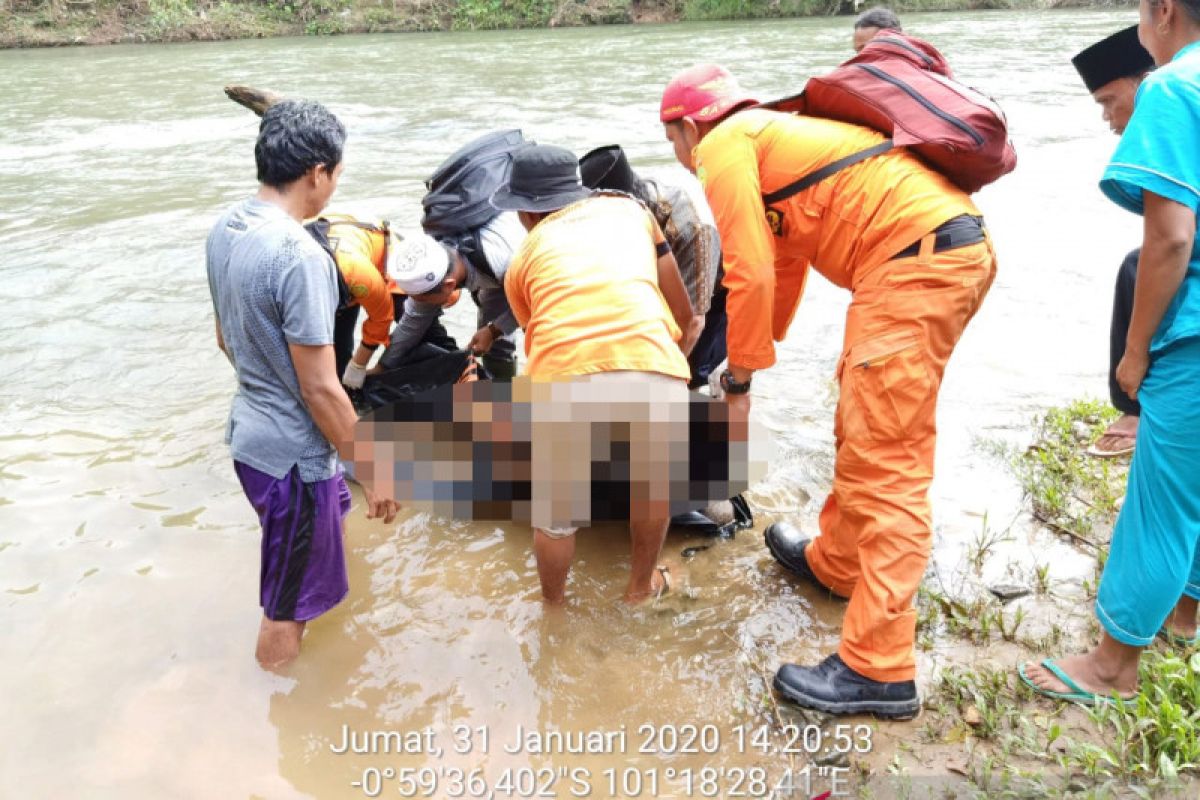 Korban hanyut di Dharmasraya ditemukan meninggal tiga kilometer dari lokasi awal