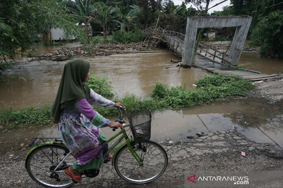 Bencana di HST: Sungai meluap, pohon tumbang dan raba tabrak jembatan