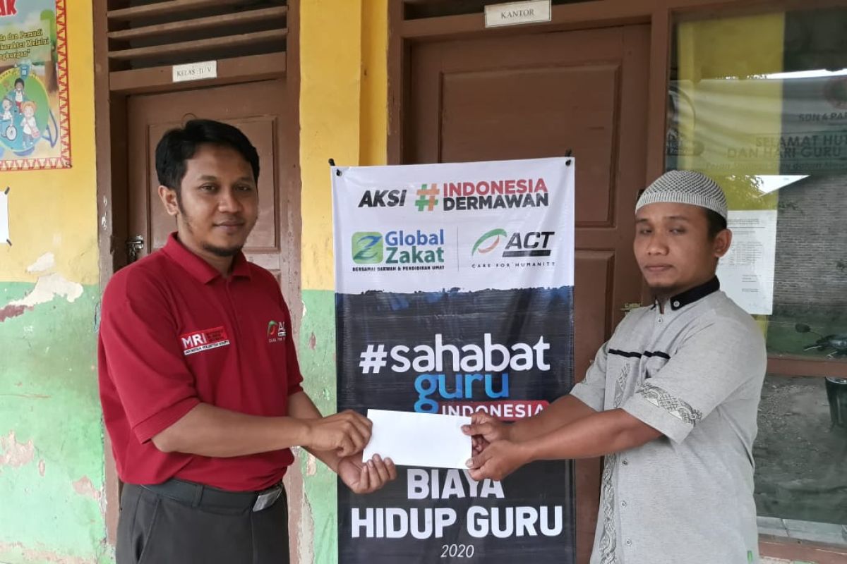 Global Zakat -ACT beri bantuan ke guru honor di Pringsewu