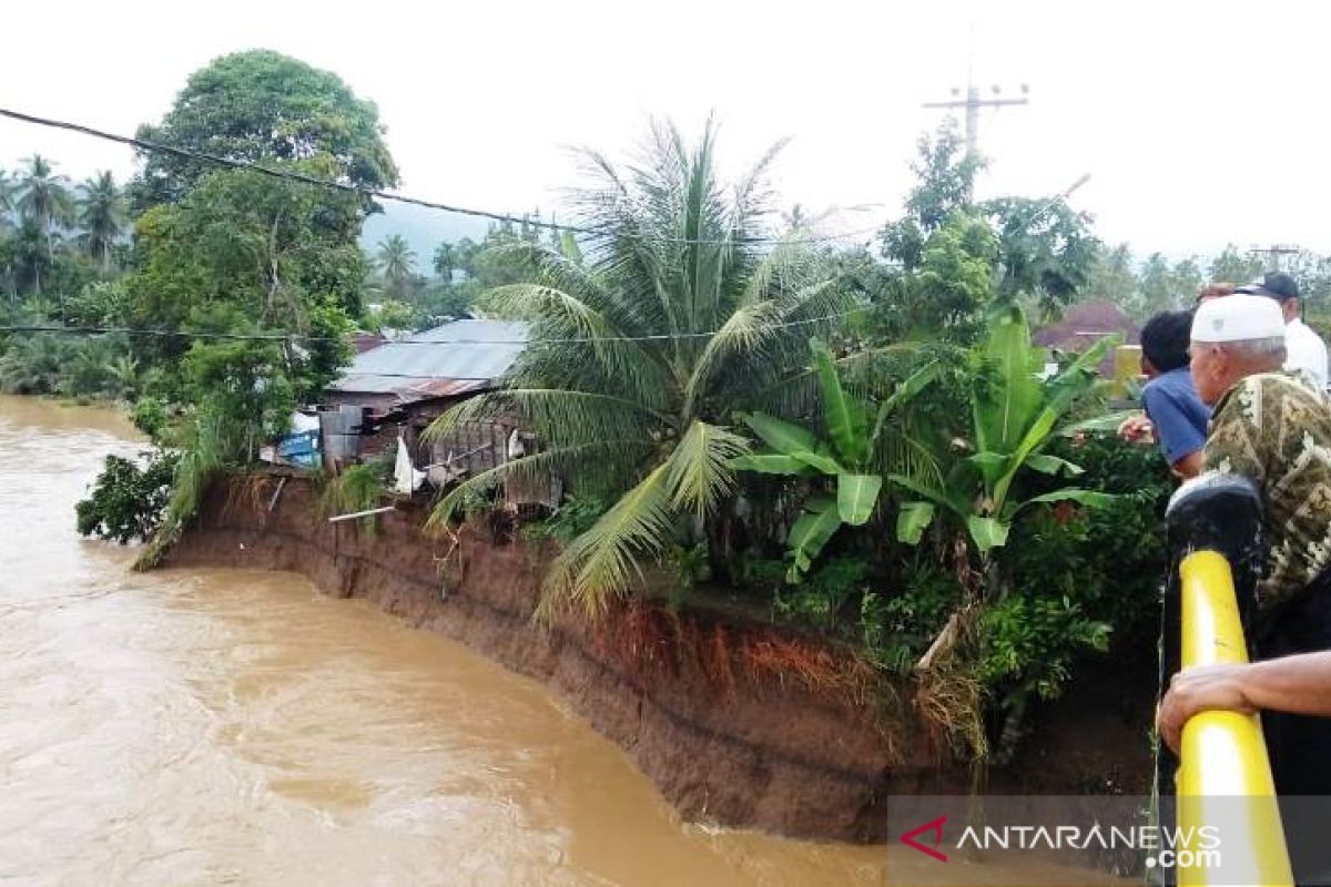 Bagian belakang rumah warga di bantaran Sungai Batang Angkola mulai menggantung