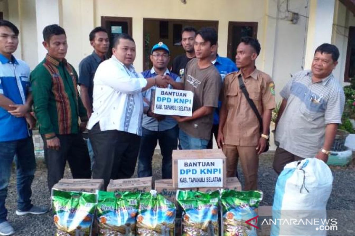 DPD KNPI serahkan bantuan korban banjir Tapsel