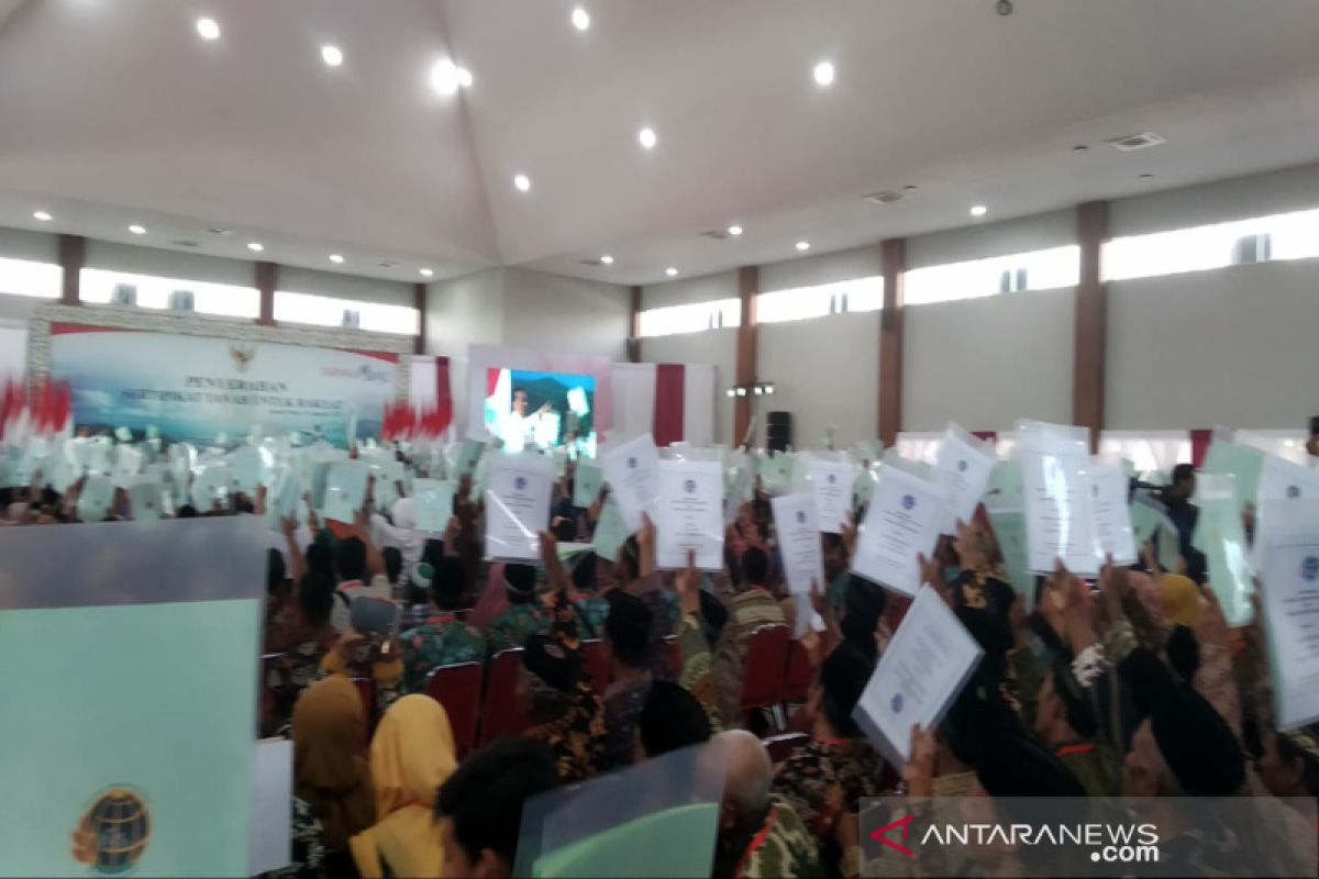 Jokowi hands out 2,000 land certificates to Yogyakarta residents