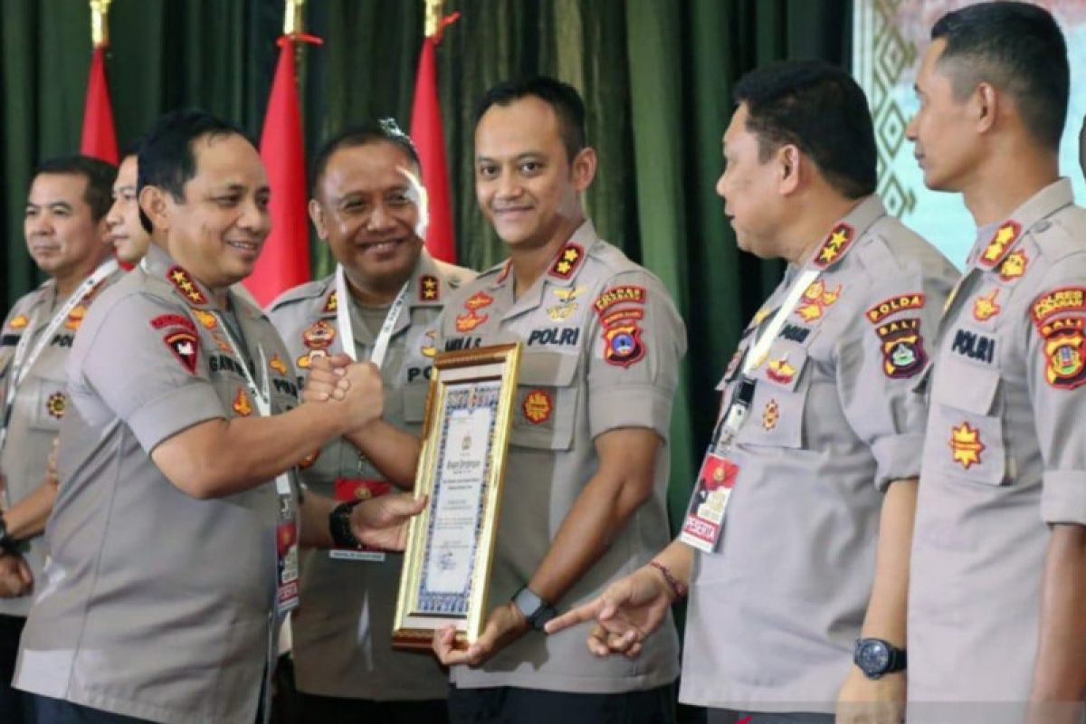 Anusning samimiy fotosuratlari