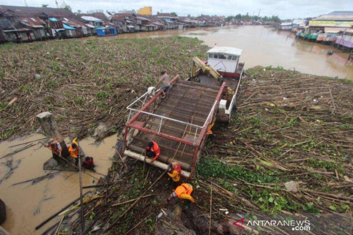 Hamparan sampah kembali menutup sebagian permukaan Sungai Martapura