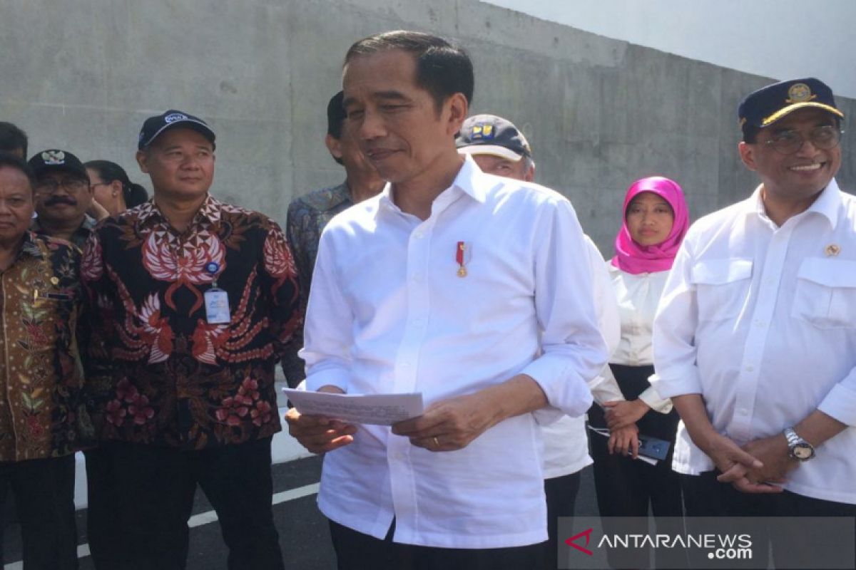 Presiden Jokowi meresmikan jalan bawah tanah Bandara YIA