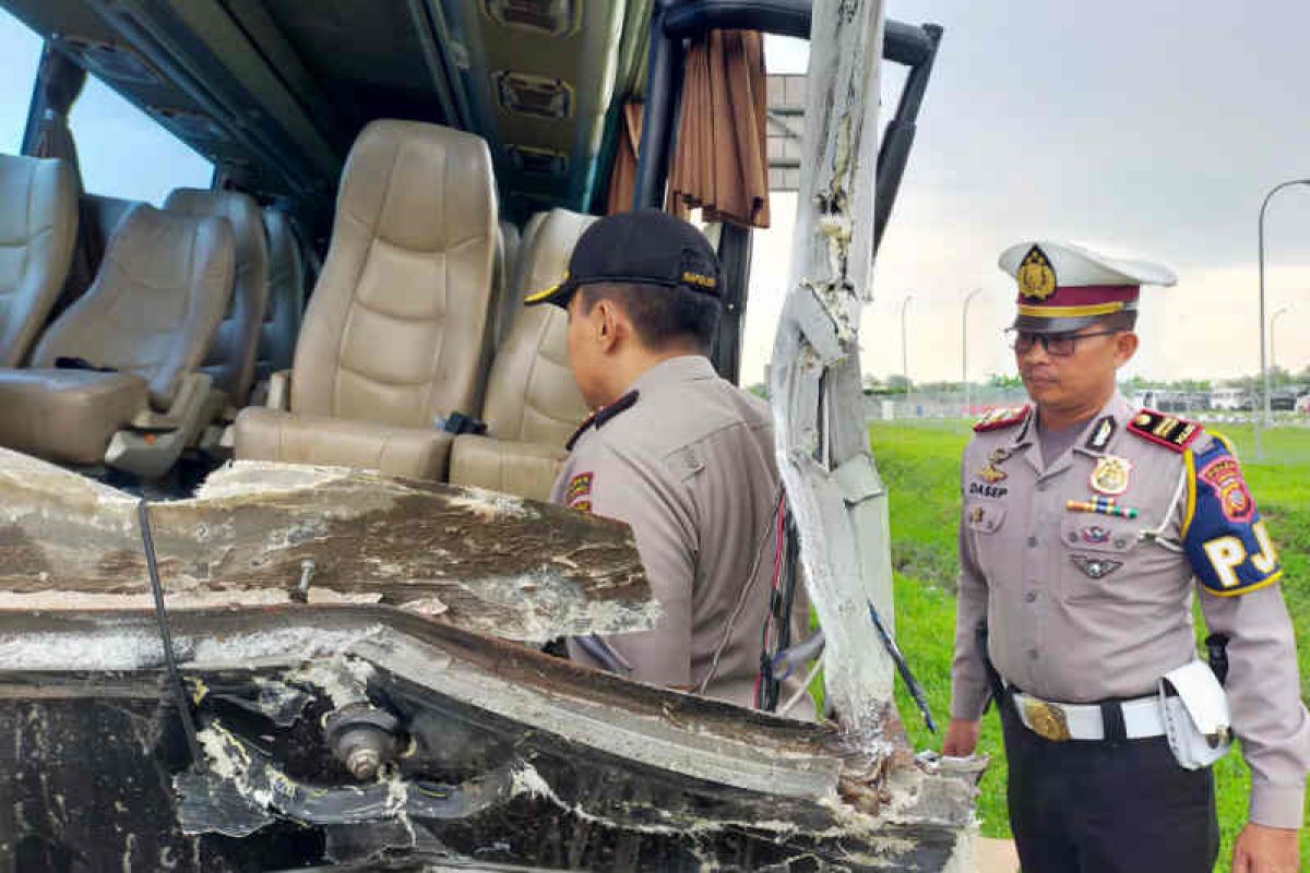 Kernet bus rombongan Kiai NU Jatim yang mengalami kecelakaan meninggal dunia