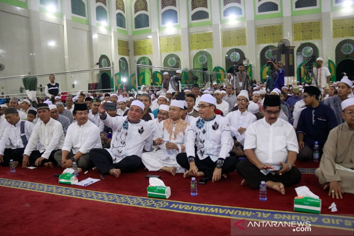 Wali kota dan wawali foto bersama ustadz Das'ad Latif
