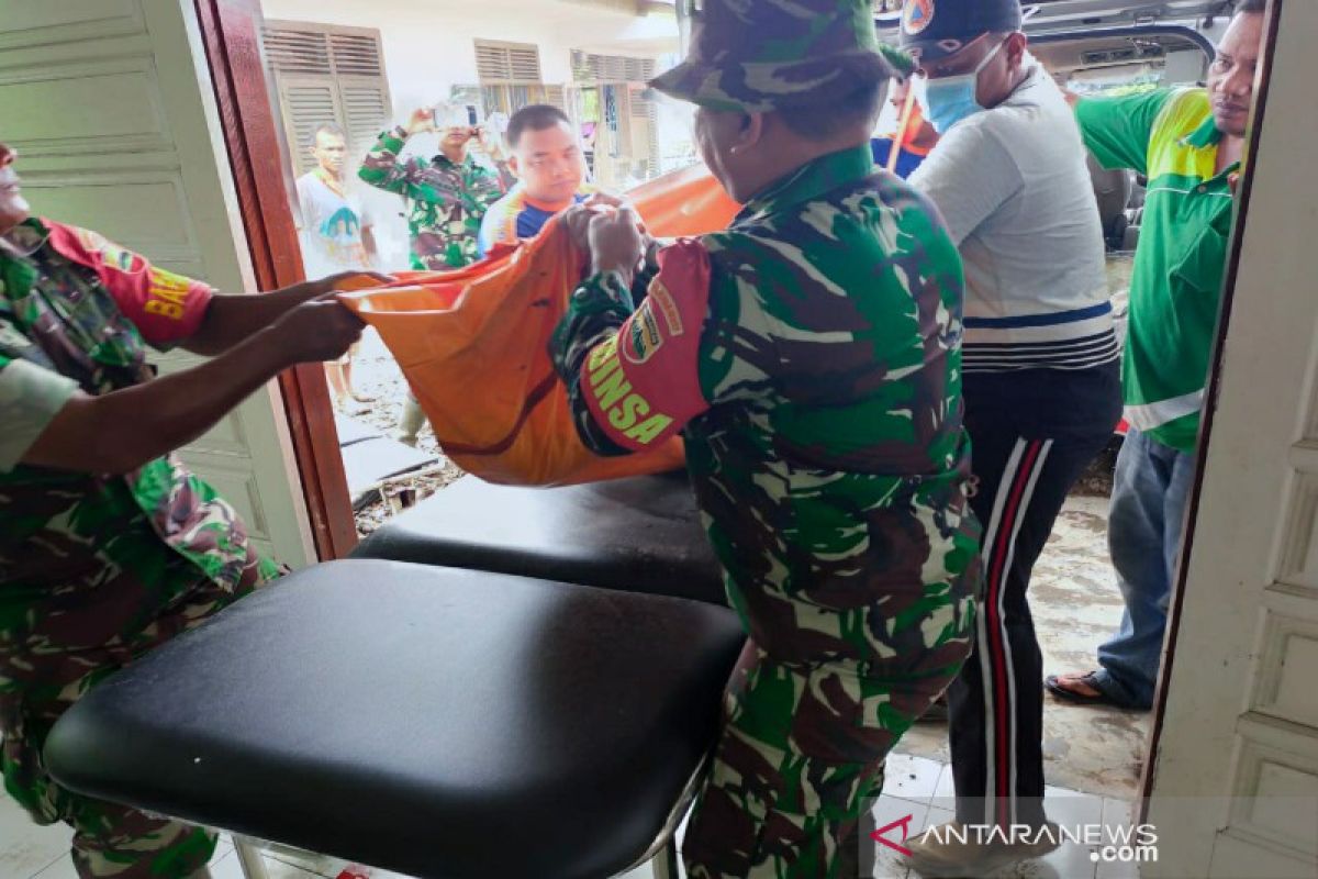 TNI dan Polri berhasil evakuasi jenazah Ramalan korban banjir Tapteng