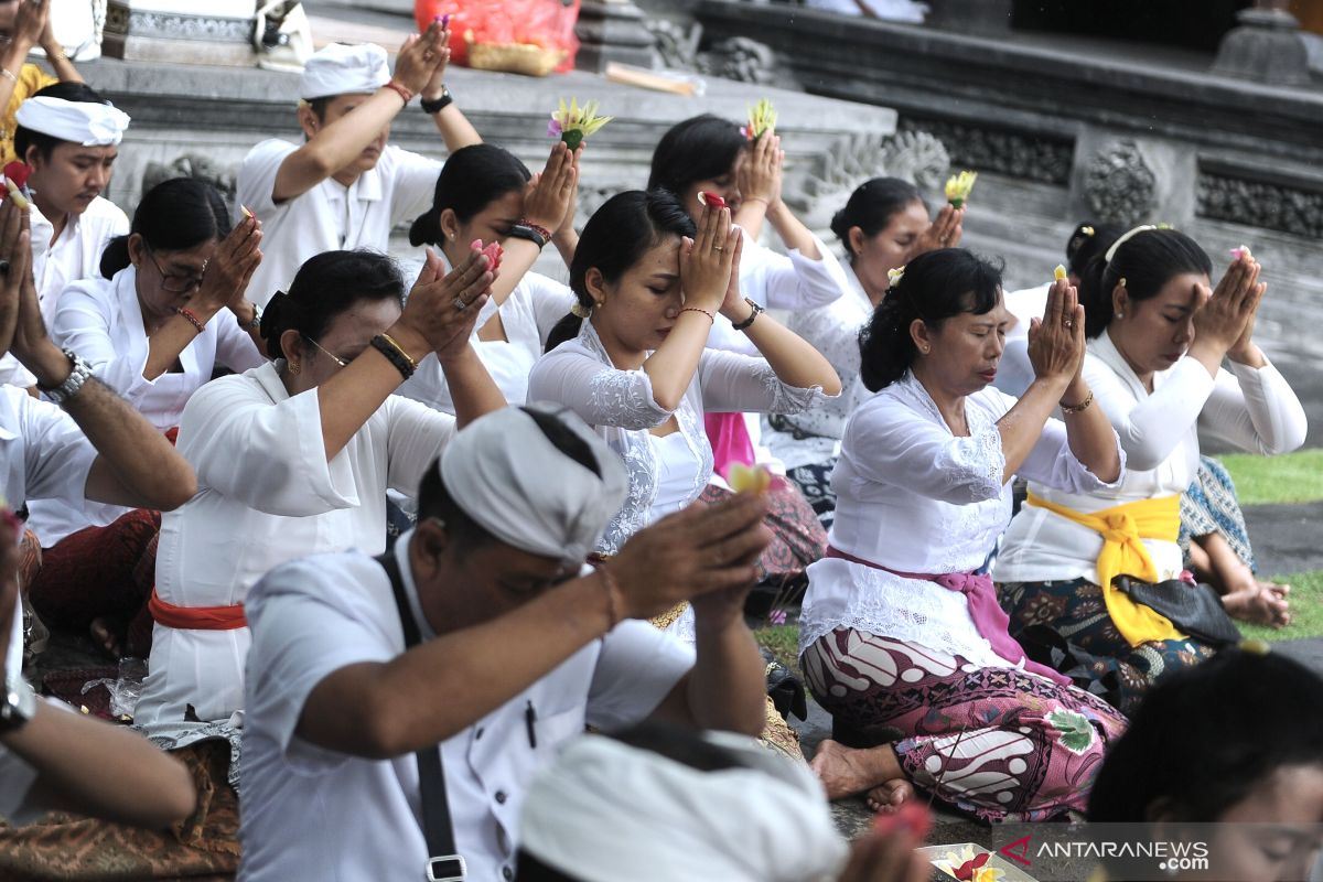 Pelaku pariwisata Bali bersembahyang mohon dijauhkan dari  Virus Corona