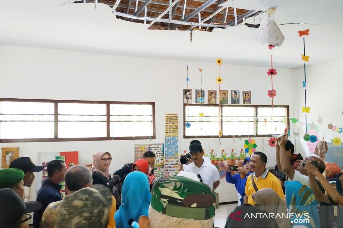 Wabup Lumajang tinjau ruang kelas rusak tertimpa pohon