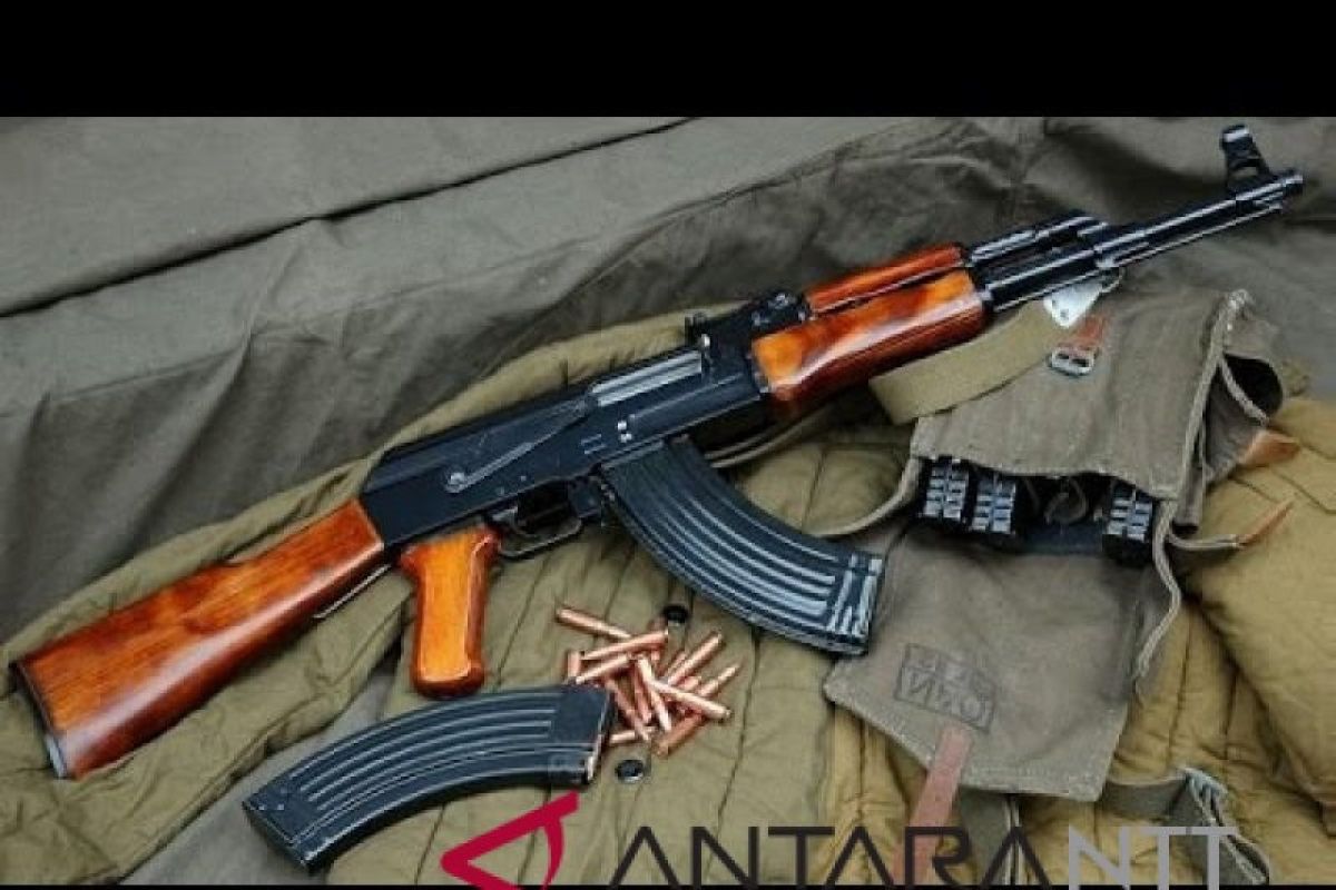 Polisi berhasil menangkap warga sipil saat transaksi jual beli senjata api AK 47