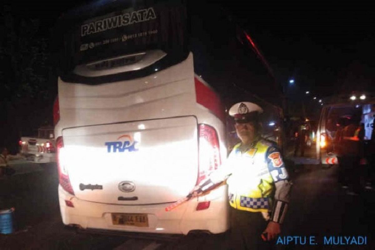 Bus pariwisata rombongan PWNU Jatim kecelakaan di Tol Cipali, enam orang terluka