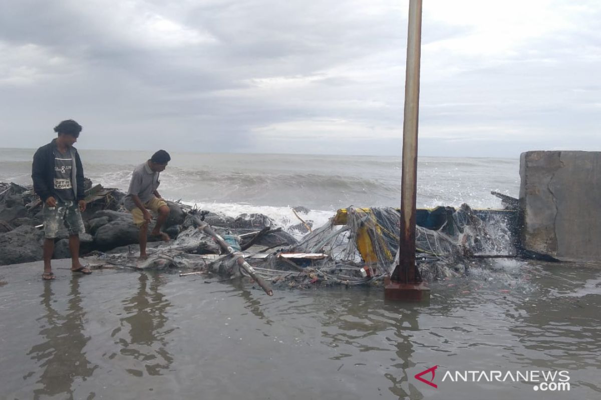 15 kapal nelayan Agam rusak dihantam gelombang