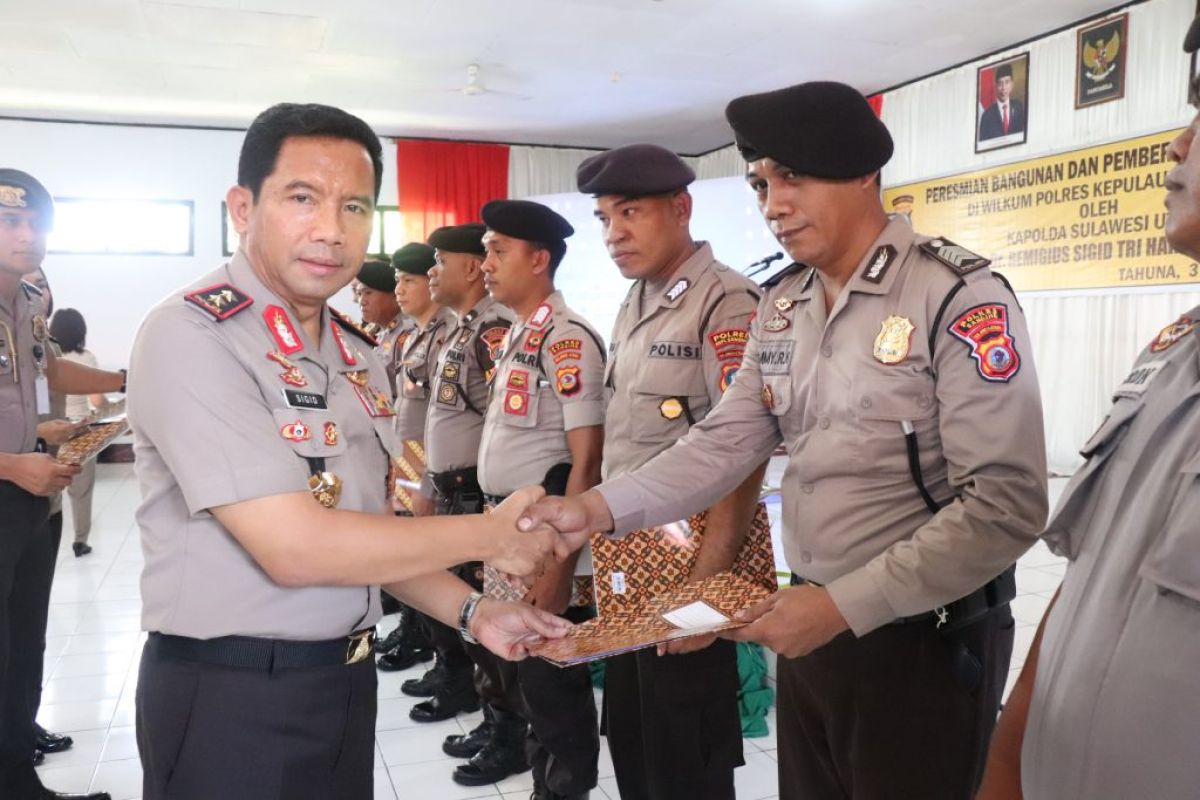 Kapolda beri penghargaan polisi responsif banjir Sangihe