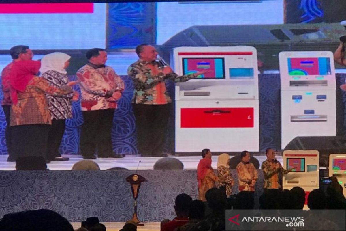 Mendagri Tito serahkan mesin cetak dokumen kependudukan ke pemda di Jatim