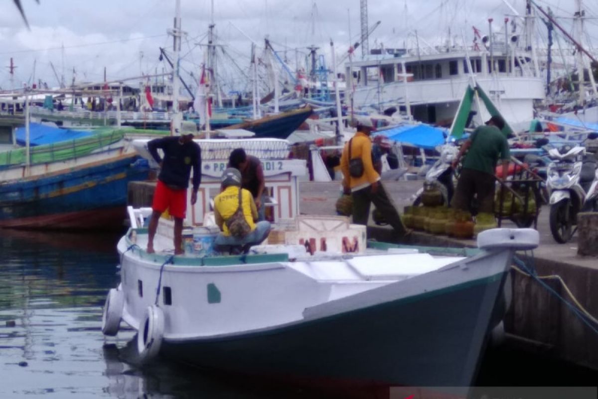 Aktivitas bongkar-muat di Pelabuhan Rakyat Paotere Makassar melambat