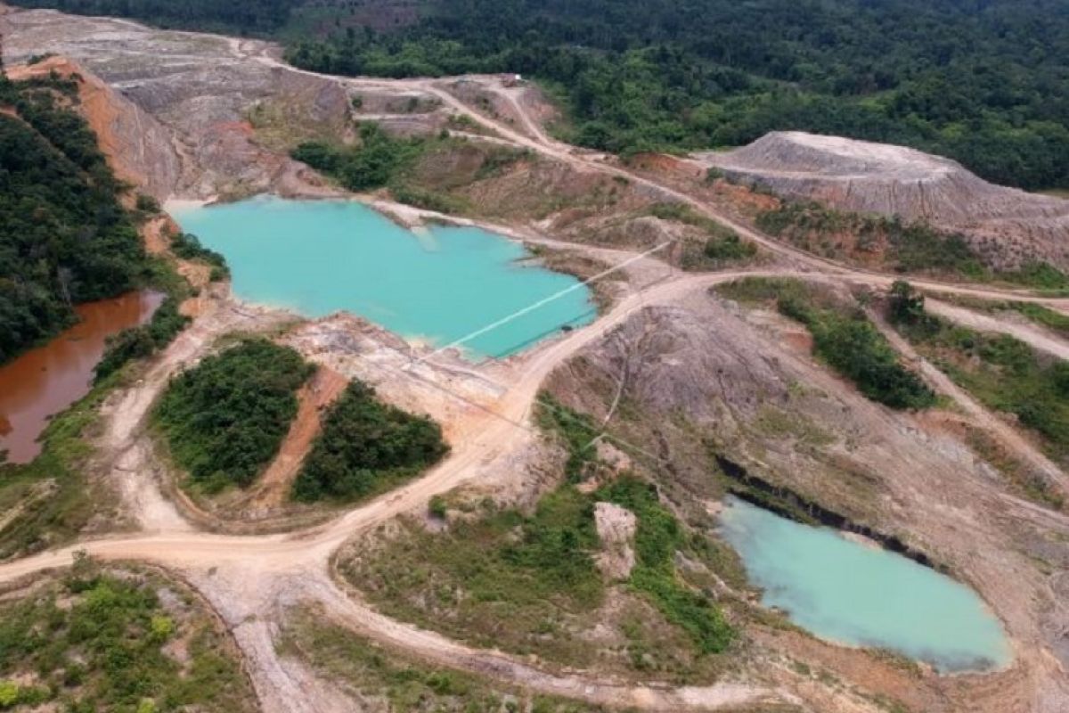 Bekas tambang batu bara terbengkalai