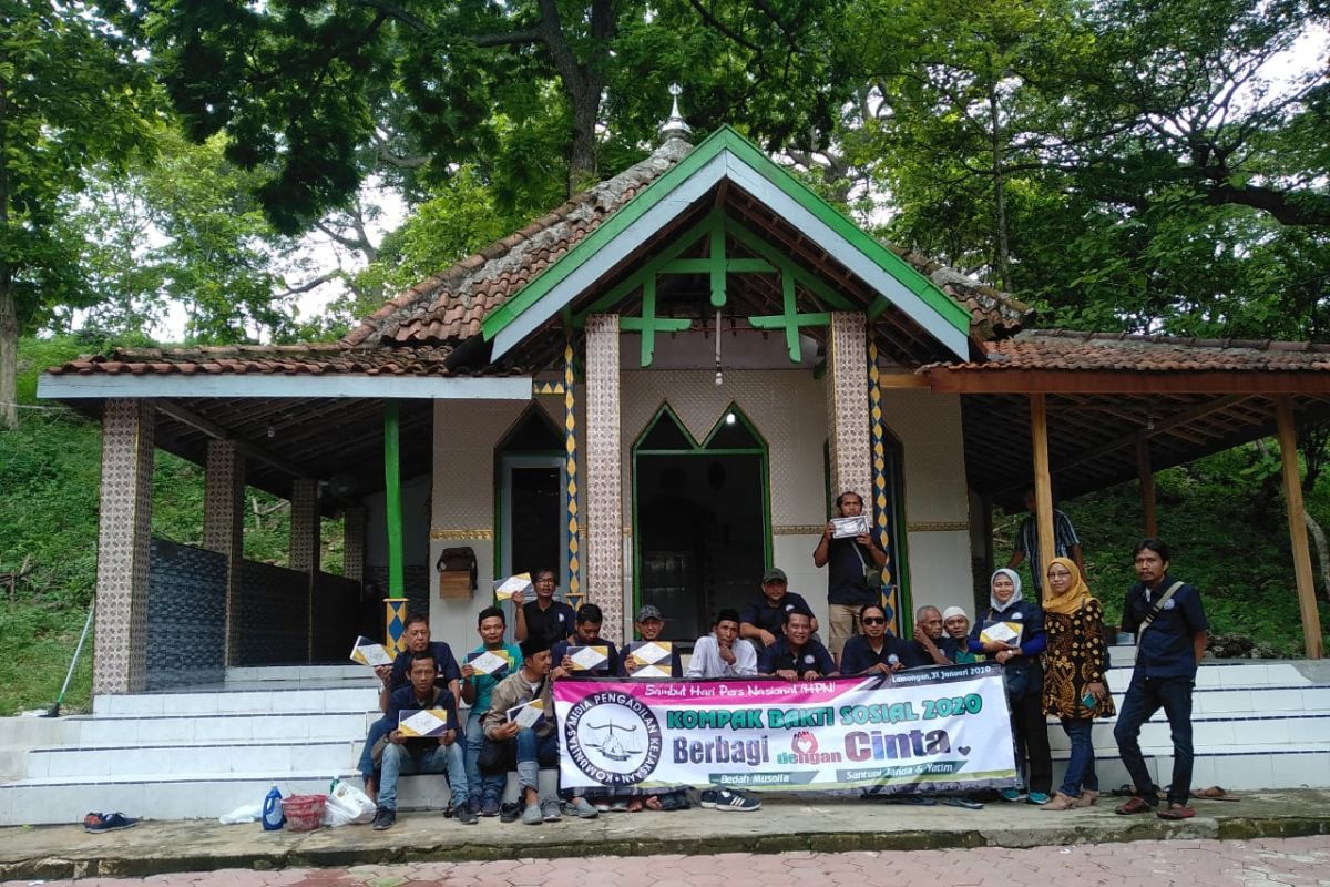 Wartawan KOMPAK bedah mushala peringati HPN