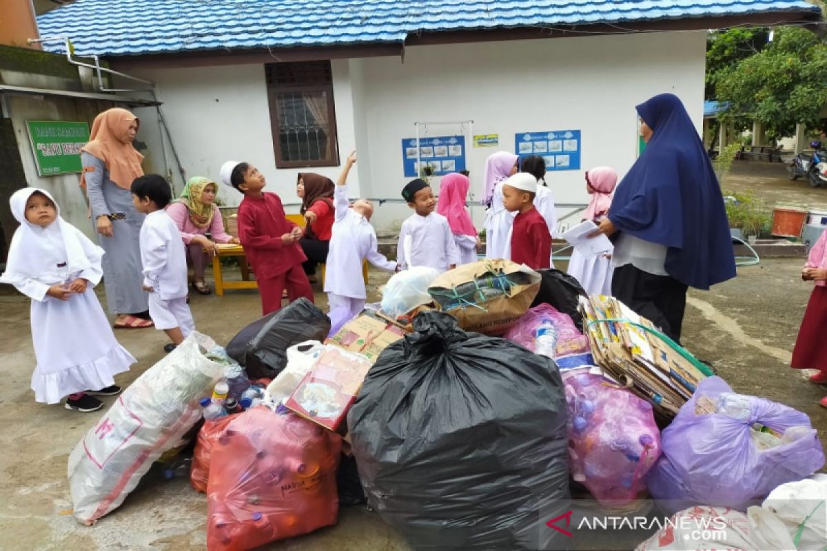 TK Harapan Bangsa SKB Paringin ajarkan anak peduli lingkungan