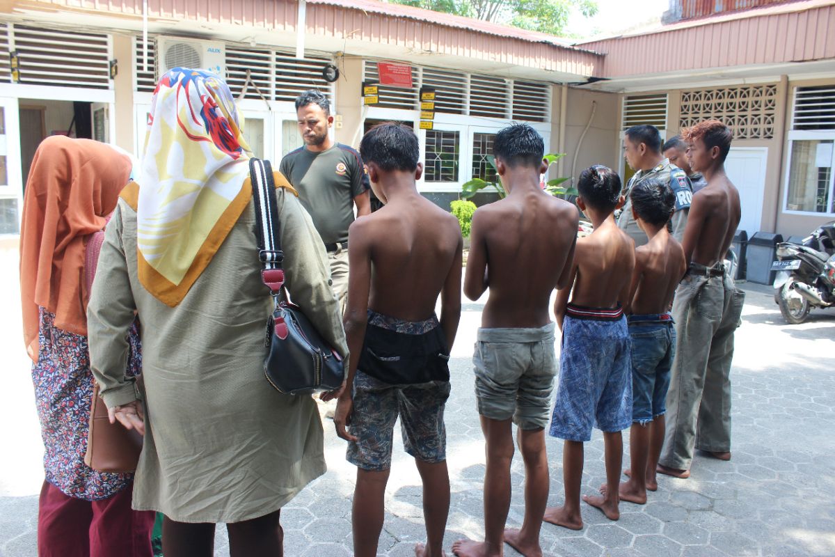 Satpol PP amankan enam remaja hisap lem di Padang