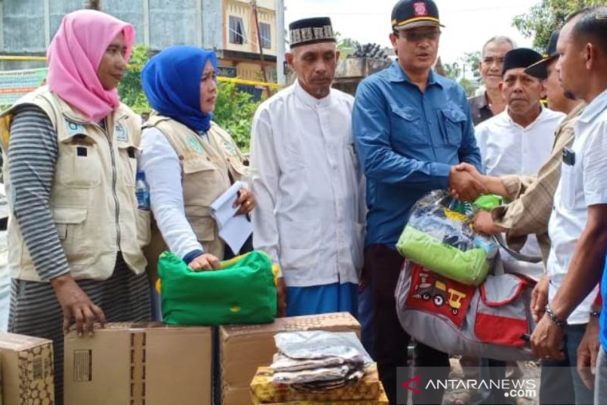 Dinsos berikan bantuan kepada korban kebakaran di Aceh Utara