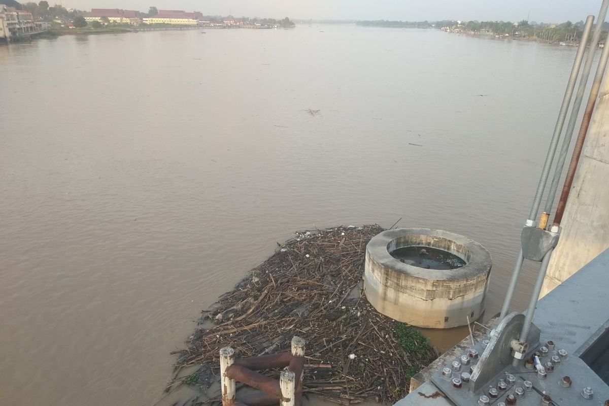 Kayu teronggok di tonggak Jembatan Gentala Arasy