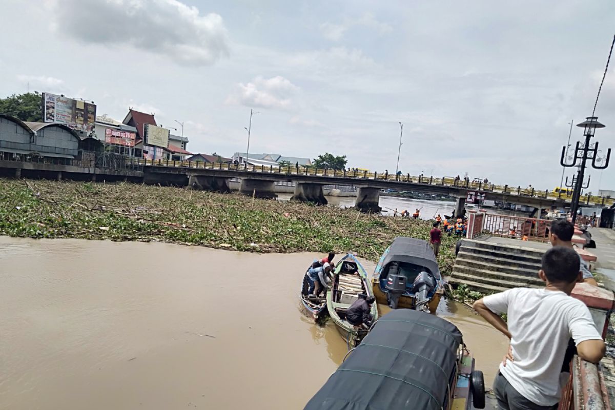 Sampah terus mengalir ke Sungai Martapura  Banjarmasin