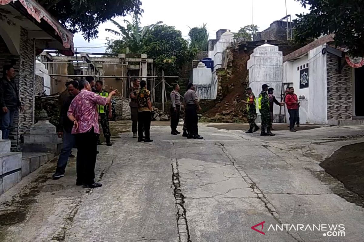 Muspika Cidahu Sukabumi selidiki rumah yang dijadikan markas King Of The King