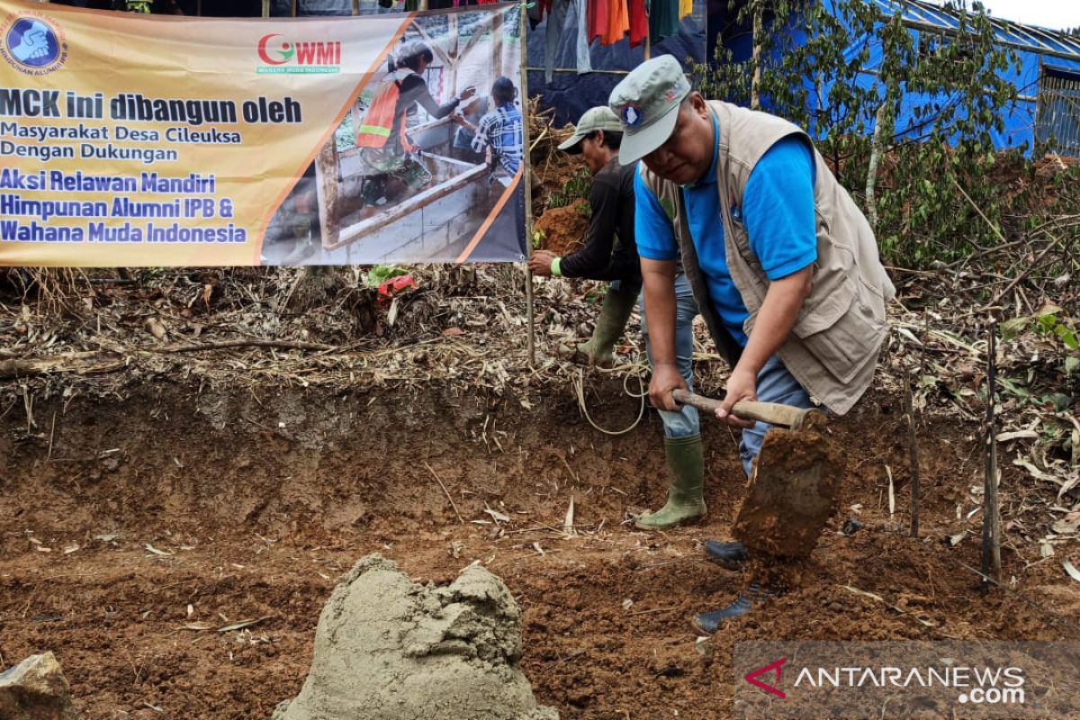 Alumni IPB bangun MCK di Cileuksa Bogor