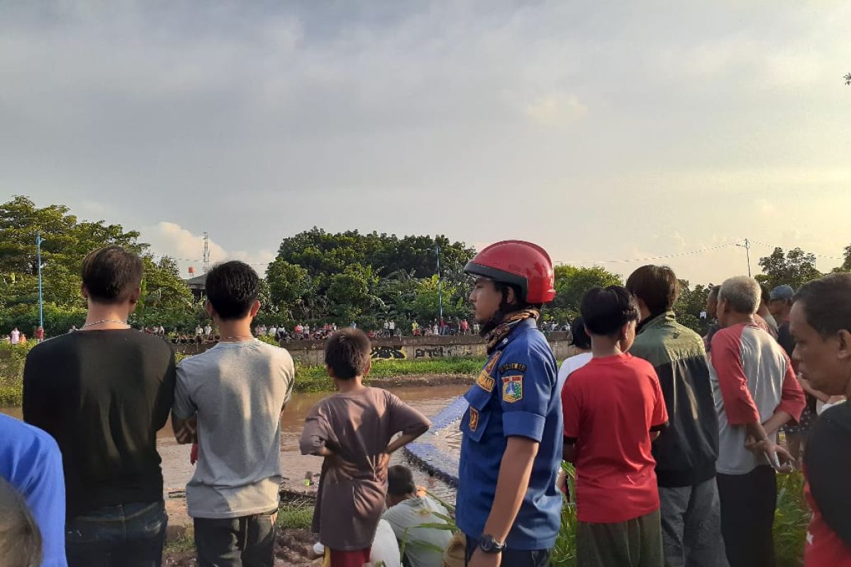 Berenang di Kali Pesanggrahan, bocah 11 tahun tenggelam