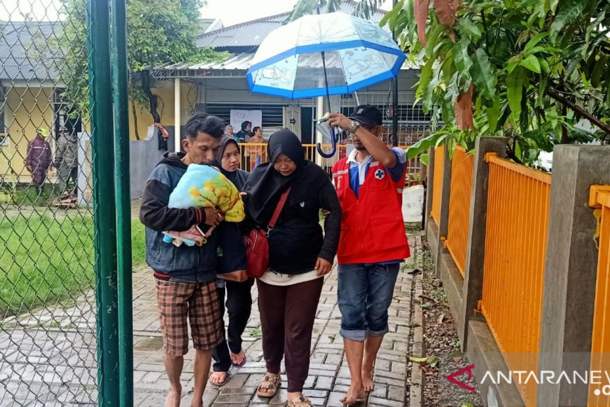 BPBD Kota Tangerang evakuasi warga terdampak banjir di Periuk
