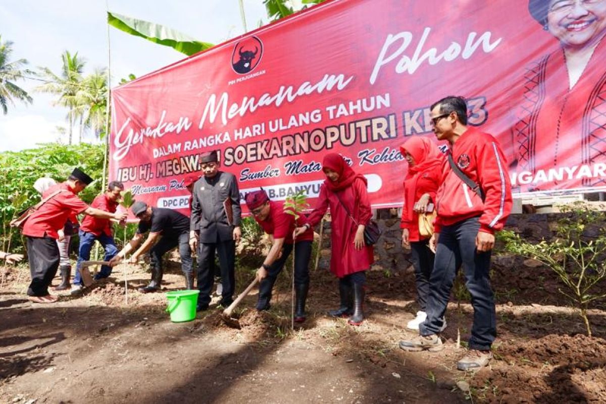 Kader PDIP Banyuwangi gelar tanam pohon di kampung wisata