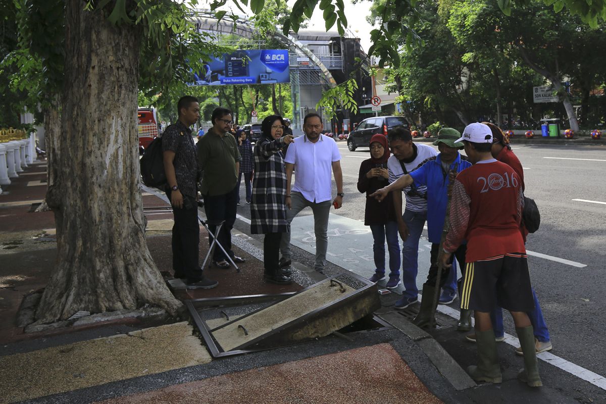 Upaya Wali Kota Risma tangani banjir di Kota Surabaya
