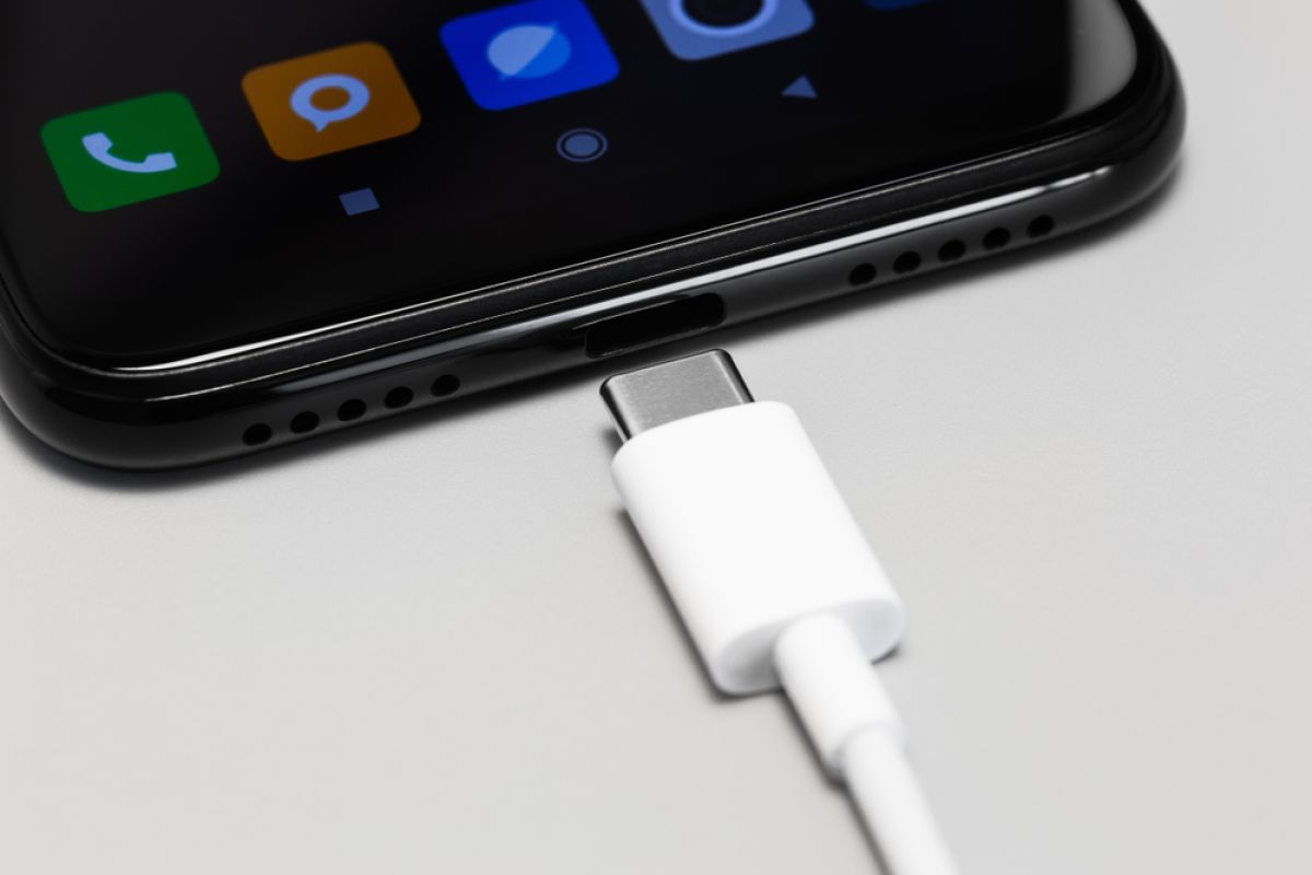 Samsung dan Apple didenda karena jual ponsel tanpa "charger"