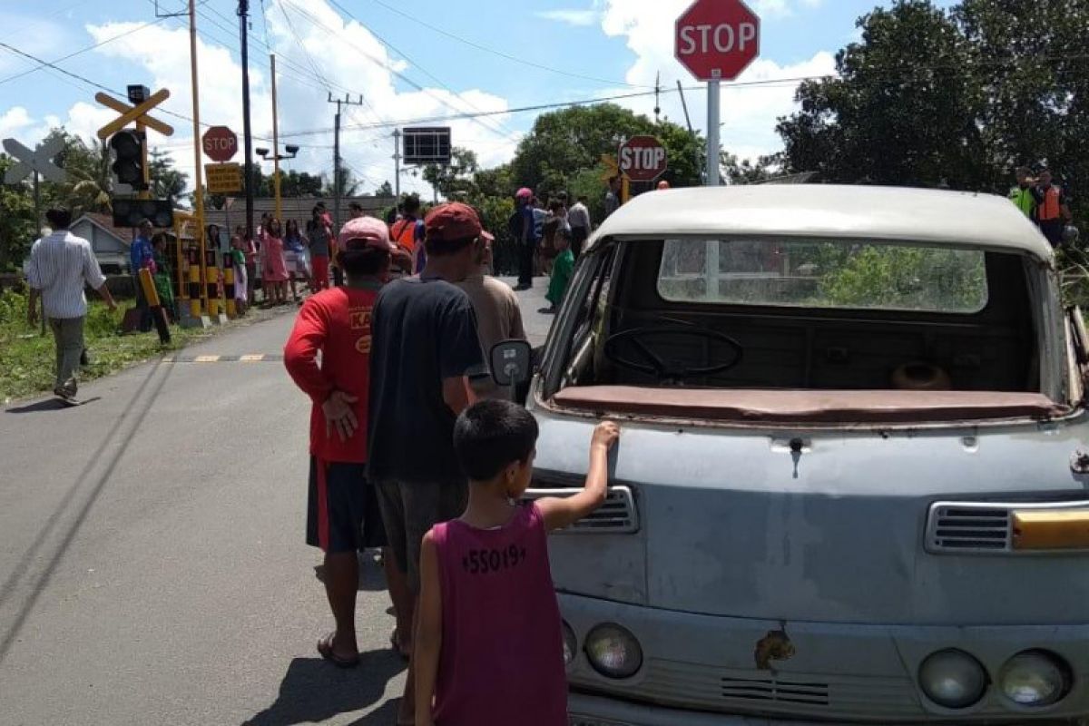 Pikap tertabrak kereta api, dua penumpangnya luka berat