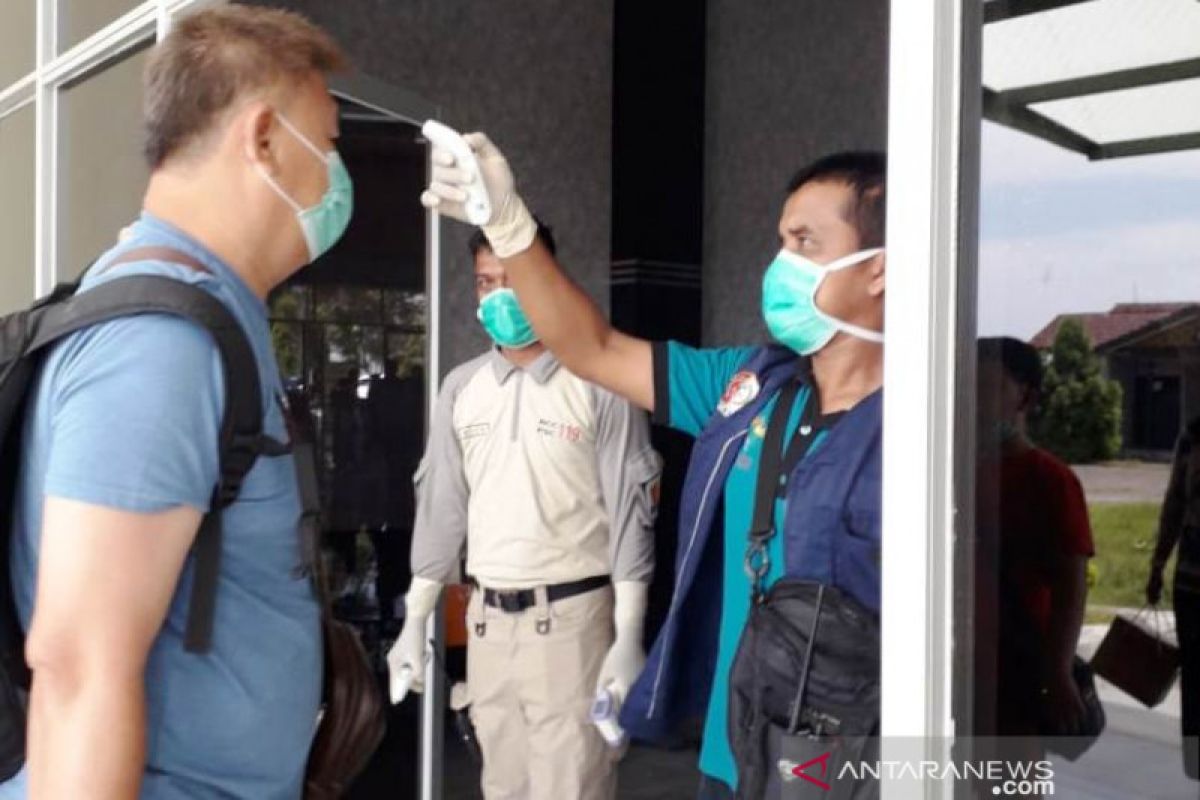 Pemeriksaan kesehatan penumpang di Bandara Nagan Raya Aceh diperketat