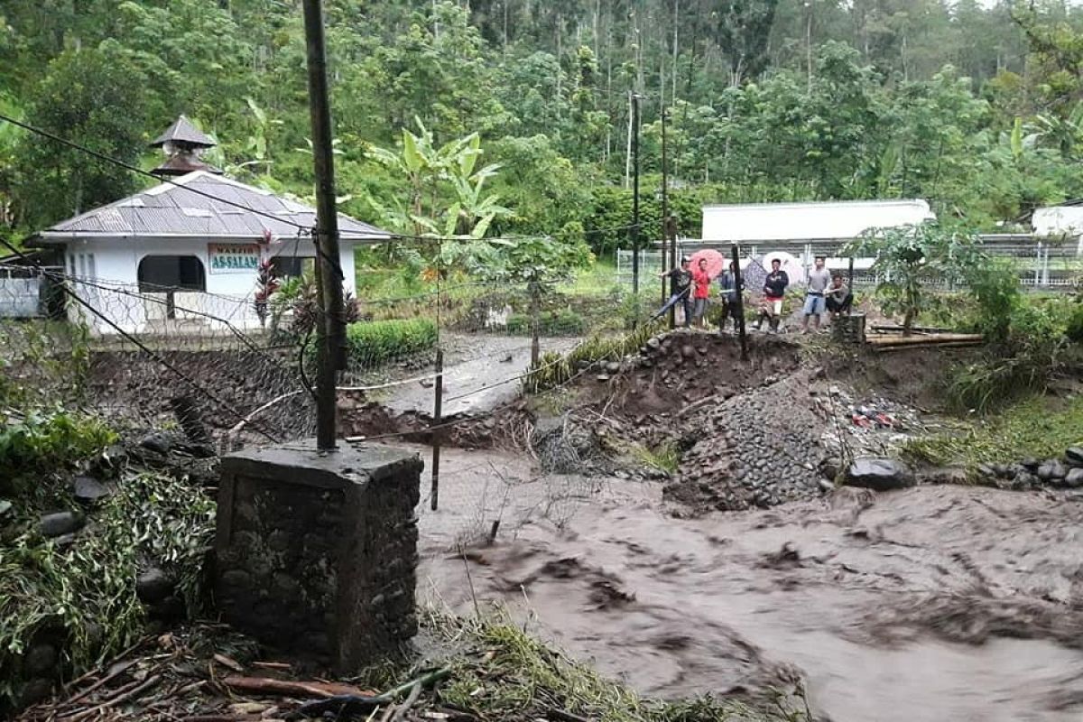 Kemensos salurkan bantuan untuk korban banjir bandang di Jember