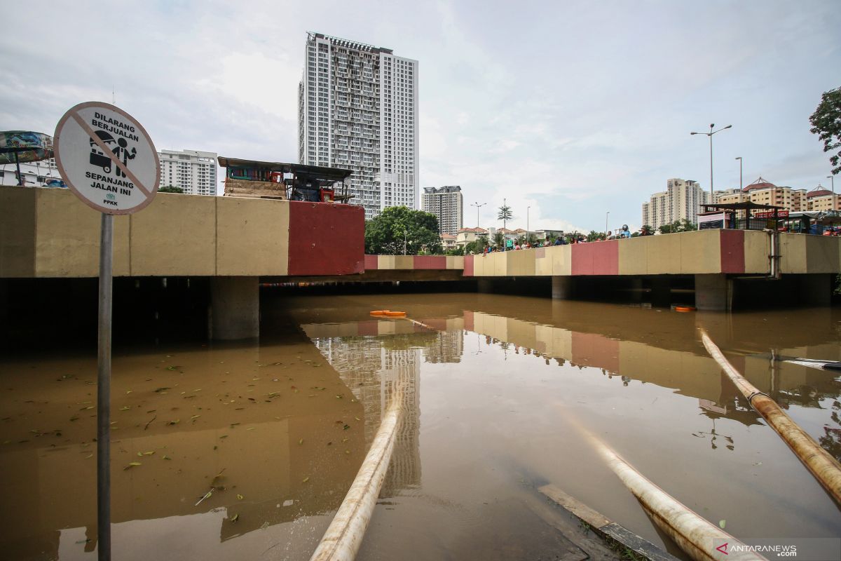 Pemompaan air di Underpass Kemayoran belum selesai