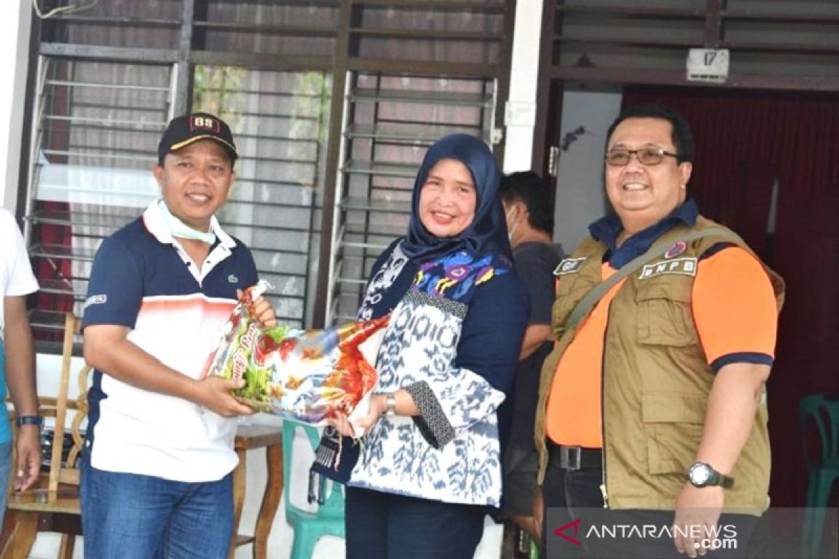 Delmeria bantu beras untuk korban banjir Tapteng, uang untuk korban kebakaran Sibolga