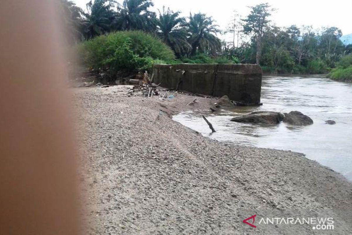 Derita petani Tantom Angkola Tapsel berkepanjangan akibat tanggul jebol