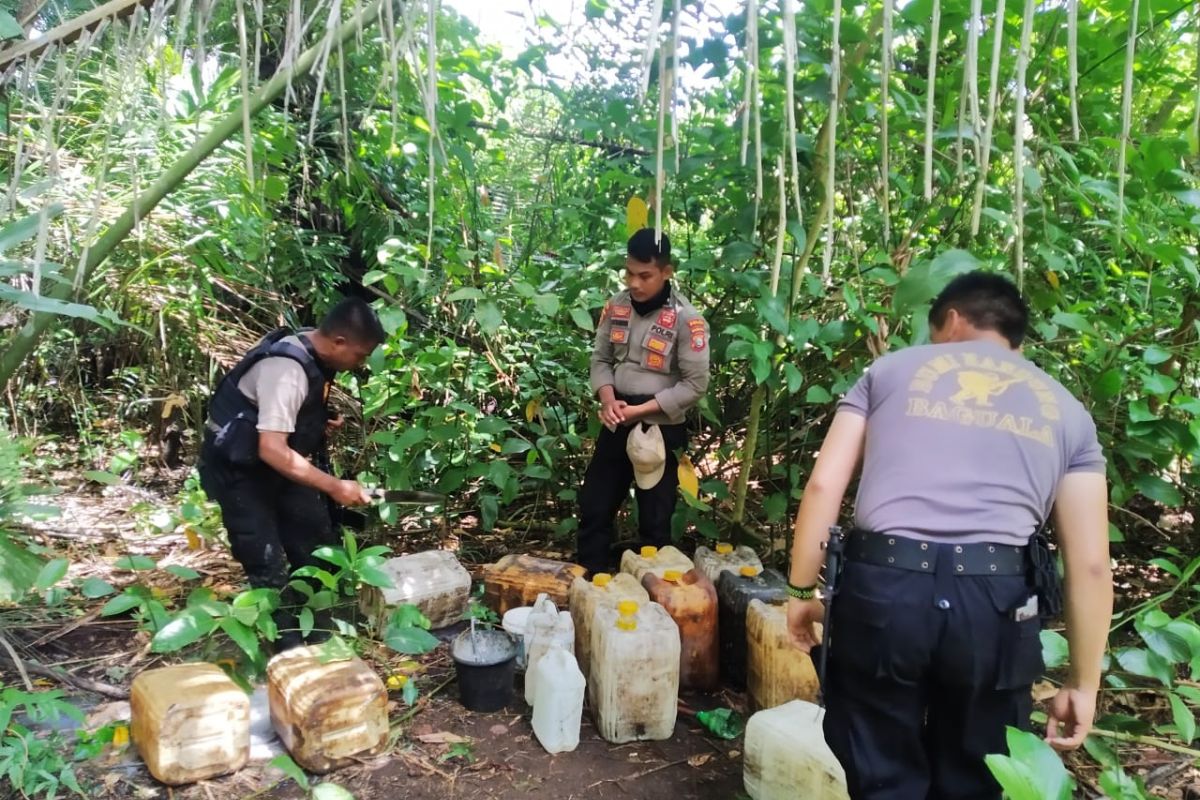 Aparat kepolisian musnahkan ribuan liter minuman keras tradisional