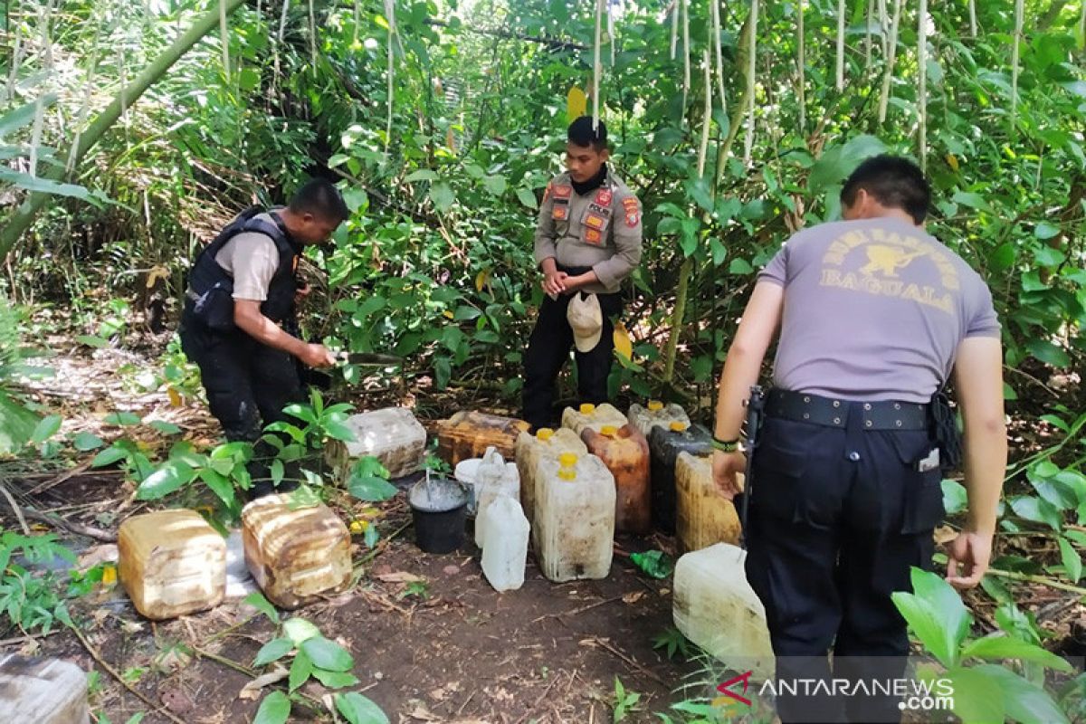 Aparat kepolisian musnahkan ribuan liter miras tradisional