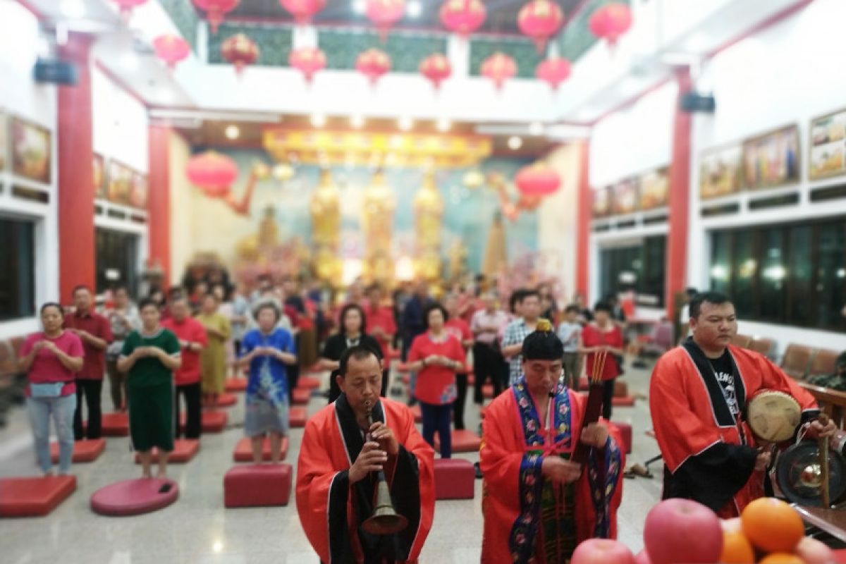 Klenteng Xian Ma di Makasar  gelar ritual sembahyang  meja tinggi