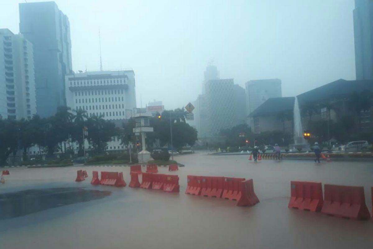 Genangan  30 cm rendam Jalan Merdeka Barat