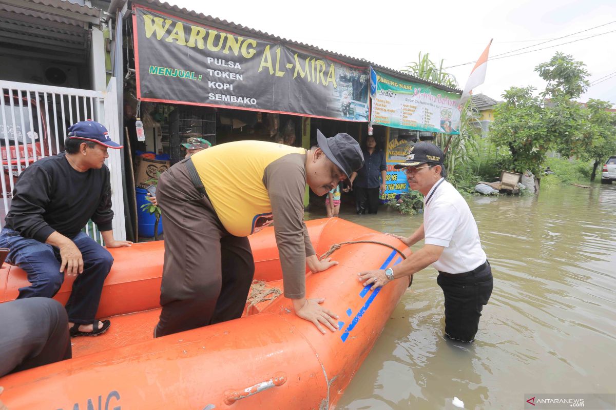 Pemkot Tangerang siapkan perahu hingga jembatan apung di lokasi banjir