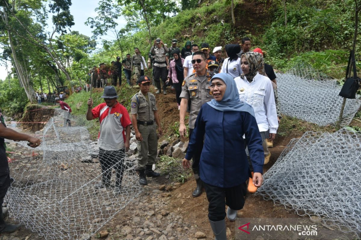 Gubernur Jatim pantau terputusnya akses jalan akibat banjir bandang