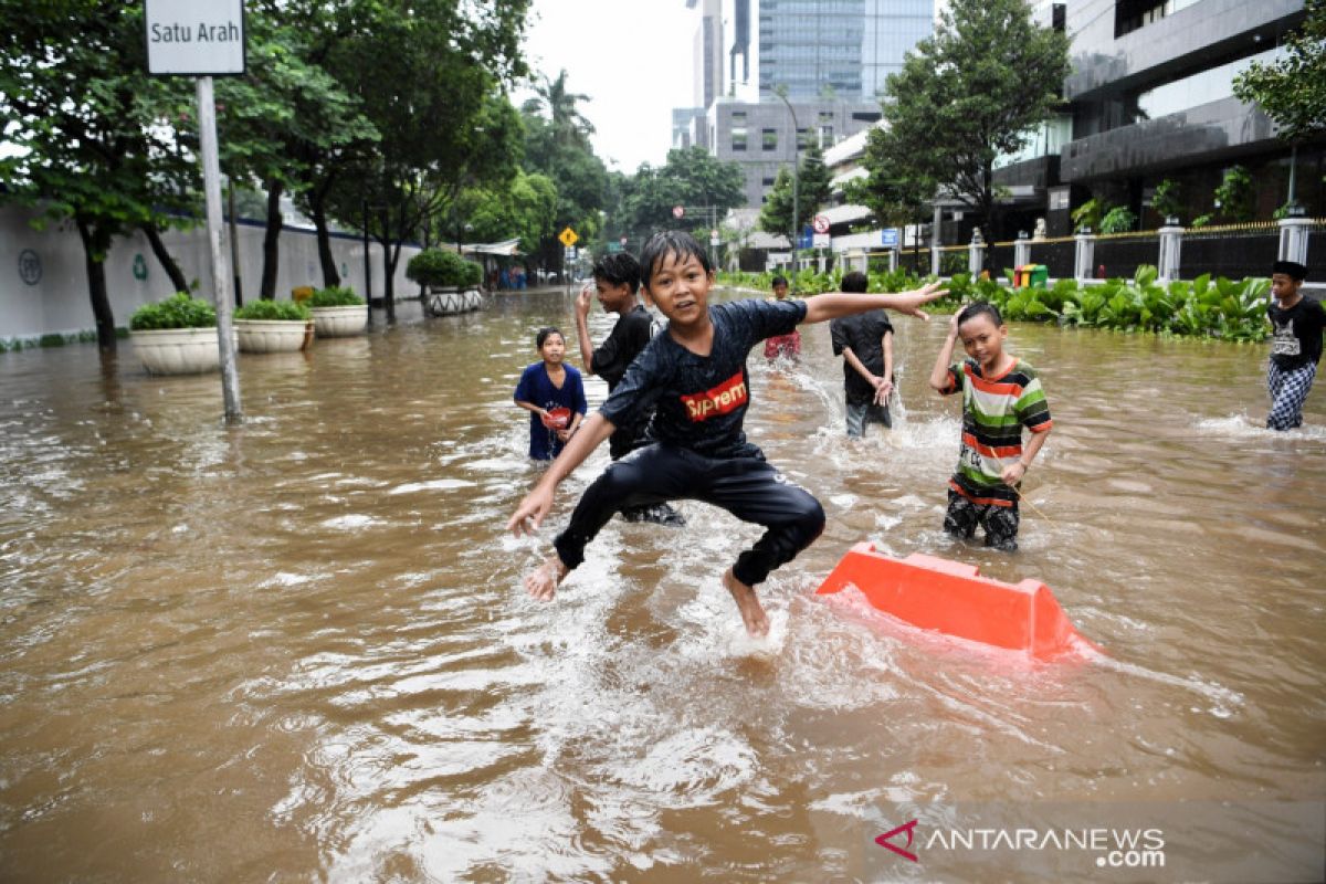 Jadikan banjir di Jakarta sebagai teman