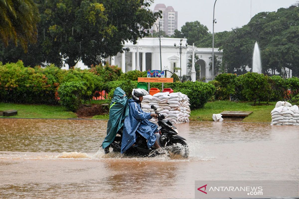 Genangan setinggi 30 cm rendam Jalan Merdeka Barat