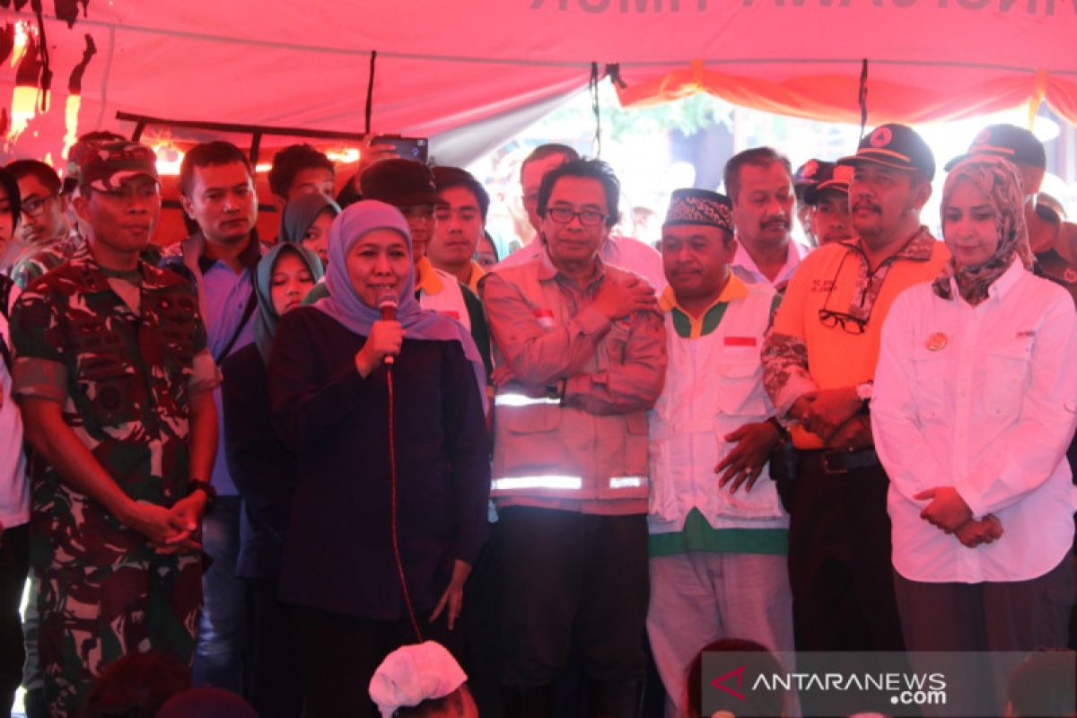 Ajak bershalawat, Khofifah motivasi pengungsi banjir bandang di Klungkung Jember