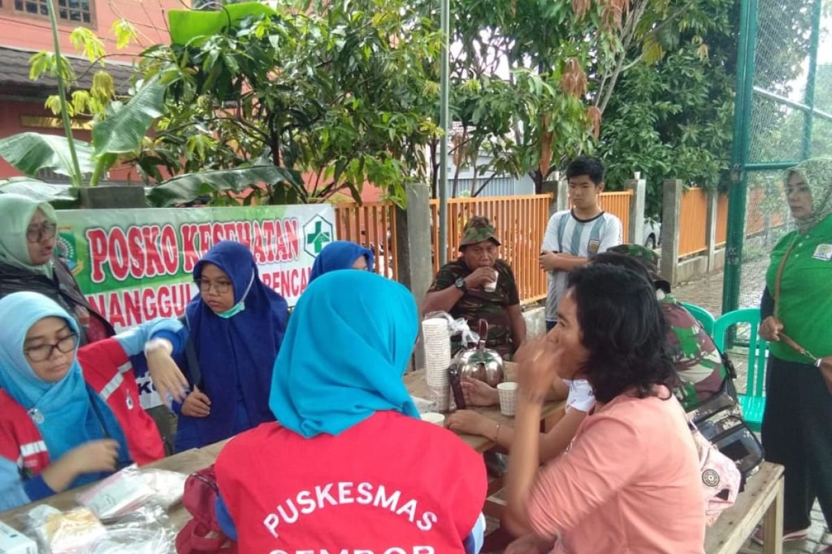 Mayoritas warga terdampak banjir Tangerang alami gatal dan batuk